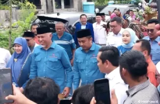 Pasangan bakal calon Gubernur dan Wakil Gubernur Sumbar, Mahyeldi-Vasko datang di KPU, Selasa (27/8/2024). (Foto: Heru Candriko)