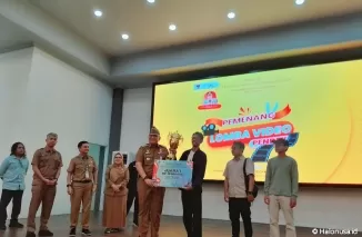 Pj Wali Kota Padang menyerahkan piala kepada pemenang lomba video pendek