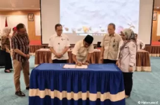 KPU Sumbar Surya Efitrimen didampingi Dirut RSUP M Djamil Dr dr Dovy Djanas SpOG KFM MARS FISQua menandatangani kerja sama antara KPU Sumbar dengan RSUP M Djamil, Kamis (22/8/2024). (Foto: Istimewa)