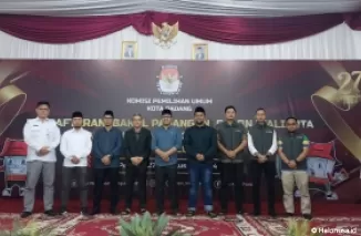 Jajaran KPU yang didampingi Bawaslu Padang resmi tutup pendaftaran pasangan Wali Kota dan Wakil Wali Kota Padang, Jum'at (30/8/2024) dini hari. (Foto: Heru Candriko)