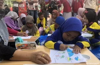 Seorang siswa TK di Padang ikut dalam lomba mewarnai