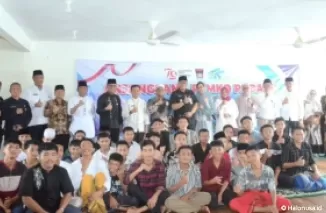 Pj Wali Kota Padang berfoto berasama anak yatim di Panti Asuhan Mentawai