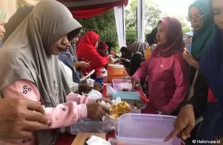 Warga berebut untuk membeli jajanan serba Rp100