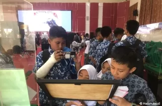 Pelajar di Padang melihat pameran artefak