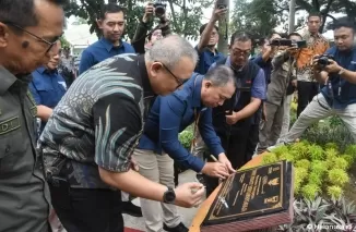 Penandatanganan prasasti taman Sisingamangaraja oleh Pj Wali Kota Padang Adree Algamar bersama Direktur SDM dan Umum BPJS Kesehatan Andi Afdal, Kamis (22/8/2024). [Foto: Humas Pemkot Padang]