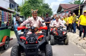 Epyardi Asda dan Ekos Albar datang di KPU Sumbar dengan mengendarai motor ATV, Kamis (29/8). (Foto: Heru Candriko)