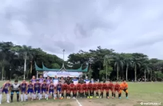 Pj Wali Kota Padang berfoto dengan pemain yang berlaga pada laga perdana