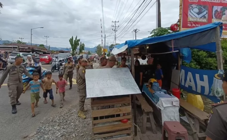 Penertiban lapak pedagang kaki lima (PKL) di kawasan Sawahan oleh Satpol PP Kota Padang. (Foto: akun Facebook Humas Satpol PP Kota Padang)