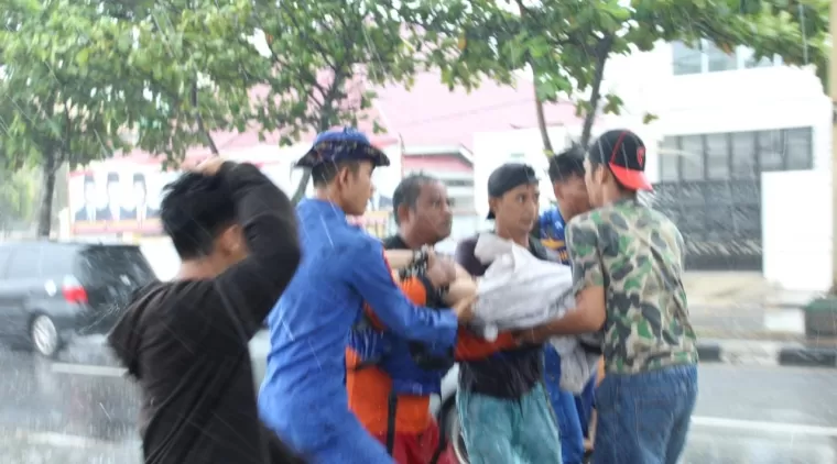 Fadil, Bocah yang Hanyut di Pantai Padang, Ditemukan Tak Bernyawa