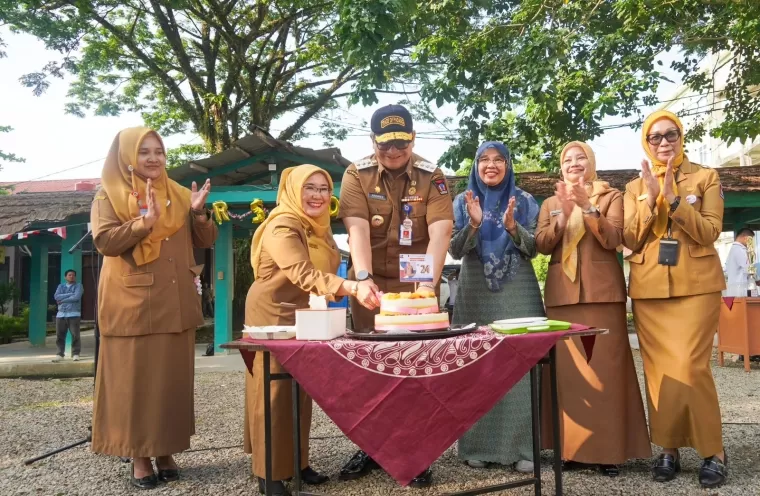 Pj Wali Kota Padang, Andree Algamar memotong kue ulang tahun HUT ke-24 RSUD Rasidin