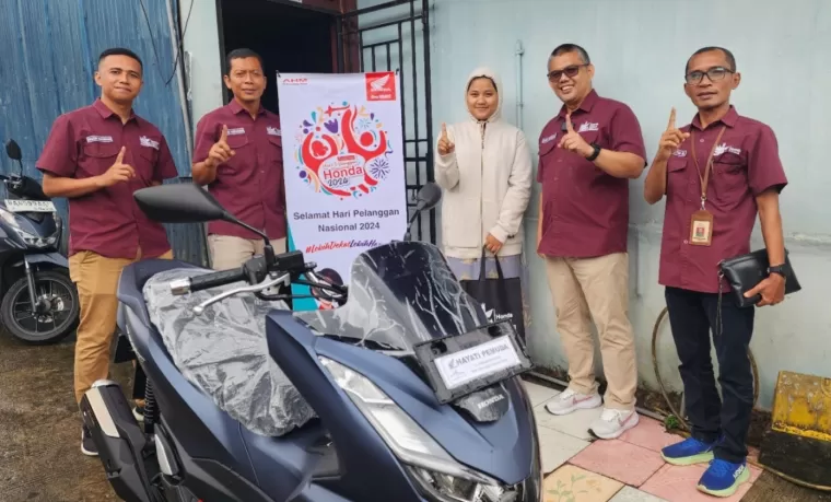 Jajaran PT Hayati Pratama Mandiri sambangi konsumen setia di Harpelnas 2024. (Foto: Honda Hayati)