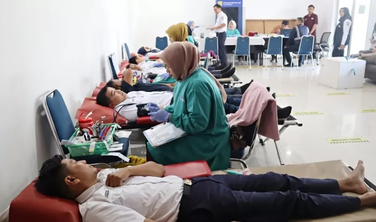 Kegiatan donor darah rangkaian dari peringatan Hari Ulang Tahun (HUT) ke-79 KAI. (Foto: Humas KAI Divre II Sumbar)