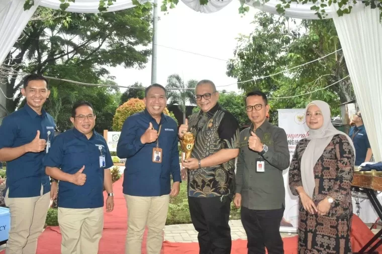 Pj Wali Kota Padang, Andree Algamar menerima penghargaan UHC