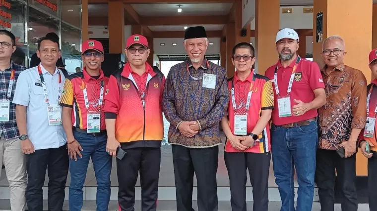 Gubernur Mahyeldi datangi kontingen Sumbar yang berlaga di PON XXI Aceh-Sumut 2024. (Foto: KONI Sumbar)