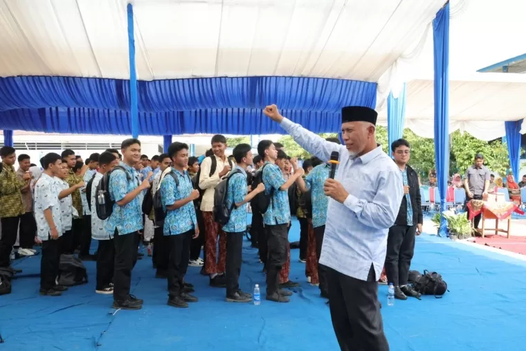 Gubernur Sumbar Mahyeldi di SMAN 1 Solok, Sabtu (21/9/2024). (Foto: Istimewa)