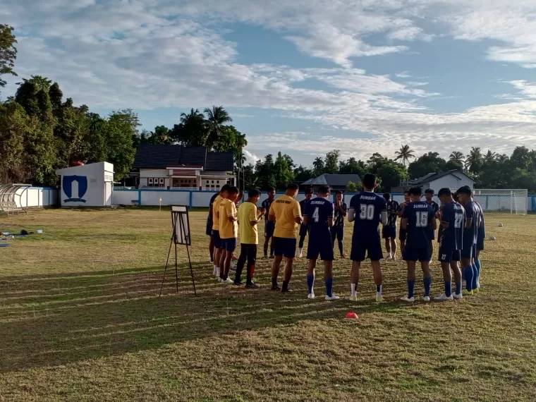 Sesi latihan Tim Sepakbola Sumbar jelang hadapi NTT di PON XXI Aceh-Sumut 2024. (Foto: Istimewa)