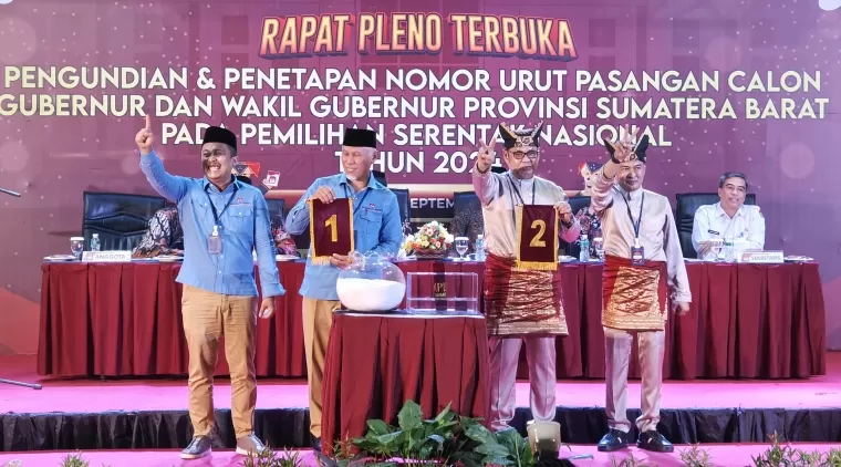 Pasangan calon Gubernur dan Wakil Gubernur Sumbar, Mahyeldi-Vasko dan Epyardi-Ekos. (Foto: Heru Candriko)