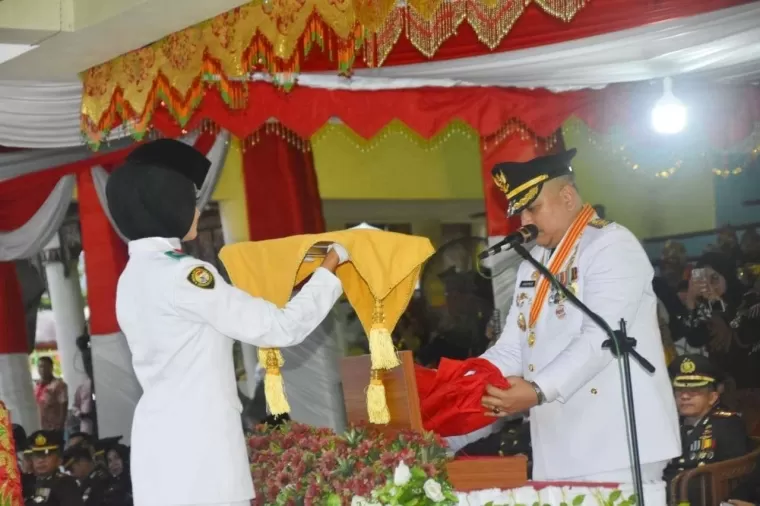 Penurunan Bendera Merah Putih di Padang