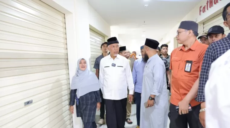 Calon Gubernur Sumbar nomor urut 1, Mahyeldi blusukan ke Pasar Ateh Bukittinggi. (Foto: Istimewa)