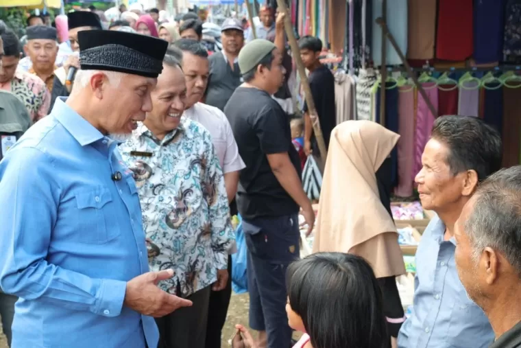 Pedagang Pasar Sungai Limau Keluhkan Akses Jalan, Mahyeldi Siapkan Solusi