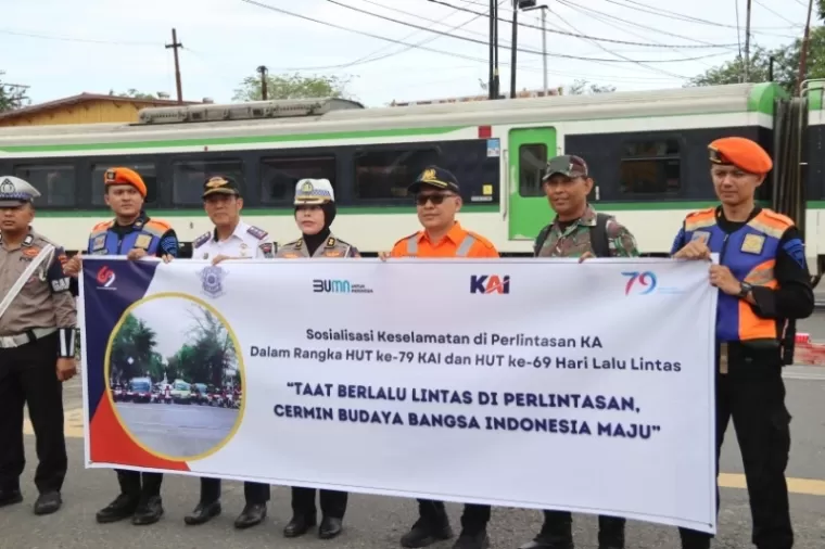 Sosialisasi keselamatan perlintasan kereta api oleh PT KAI Divre II bersama Polda Sumbar. (Foto: KAI Divre II)