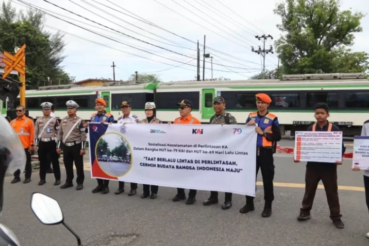 Sosialisasi keselamatan perlintasan kereta api oleh PT KAI Divre II bersama Polda Sumbar. (Foto: KAI Divre II)