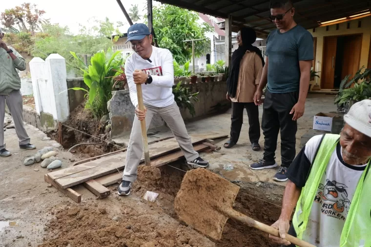 Calon Wakil Wali Kota Hidayat turun membantu warga dalam pembangunan drainase. (Foto: Istimewa)