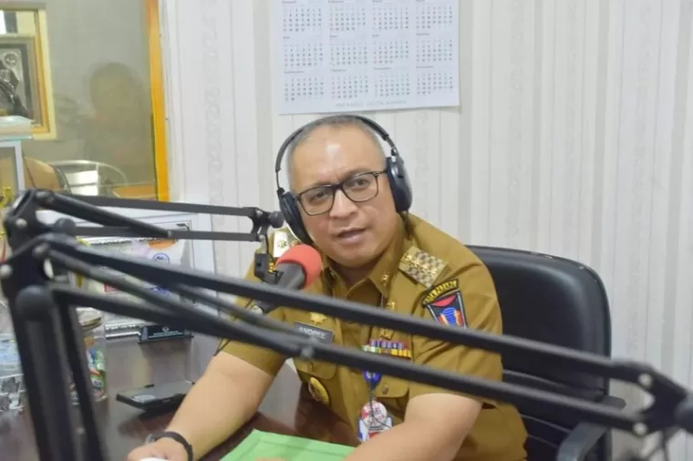 Penjabat (Pj) Wali Kota Padang, Andree Algamar saat mengisi obrolan dengan Padang FM. (Foto: Kominfo Padang)