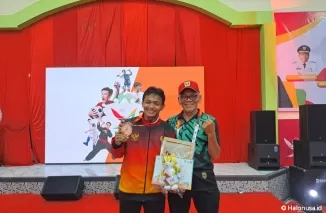 M. Fauzan Al Ghifari (kiri) bersama manager tim gulat Sumbar,Ilmarizal. (Foto: Istimewa)