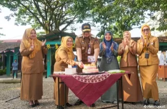 Pj Wali Kota Padang, Andree Algamar memotong kue ulang tahun HUT ke-24 RSUD Rasidin