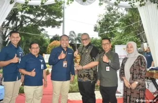 Pj Wali Kota Padang, Andree Algamar menerima penghargaan UHC