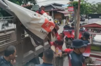 Satpol PP Padang amankan PKL yang masih bandel di trotoal depan RS Yos Sudarso. (Foto: Istimewa)