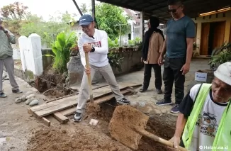 Calon Wakil Wali Kota Hidayat turun membantu warga dalam pembangunan drainase. (Foto: Istimewa)