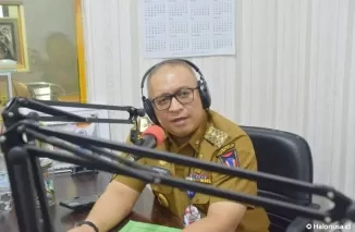 Penjabat (Pj) Wali Kota Padang, Andree Algamar saat mengisi obrolan dengan Padang FM. (Foto: Kominfo Padang)