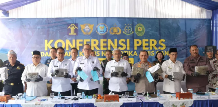 Kegiatan Konferensi Pers Tindak Pidana Narkotika jenis ganja bertempat di kantor Badan Narkotika Nasional Provinsi Sumbar. (Foto: Halaman Resmi Humas Polri)