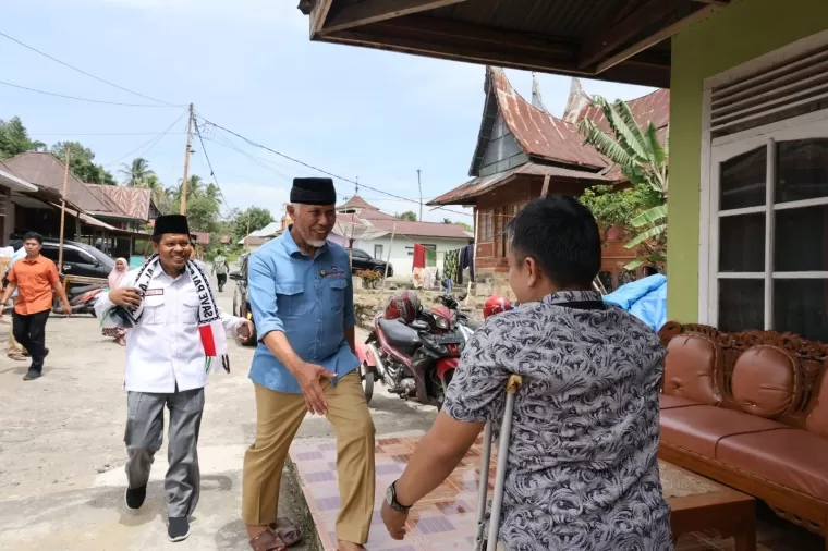 Mahyeldi kunjungi kediaman kelompok disabilitas di Kabupaten Tanah Datar. (Foto: Istimewa)