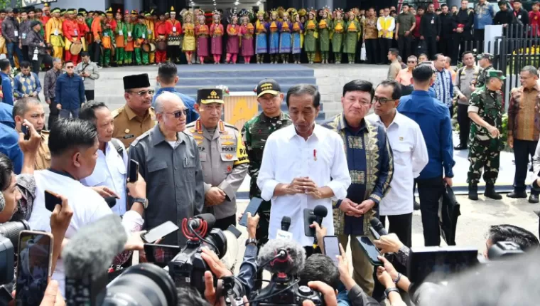 Presiden Joko Widodo menyampaikan keterangannya usai meresmikan program AMANAH Youth Creative Hub yang digelar di Gedung Pusat AMANAH, Kabupaten Aceh Besar, Provinsi Aceh, pada Selasa, 15 Oktober 2024. (Foto: BPMI Setpres)