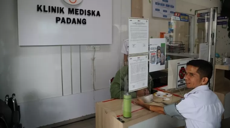 Seorang Pasien tengah periksa kesehatan di Klinik Mediska. (Foto: Humas KAI Divre II)