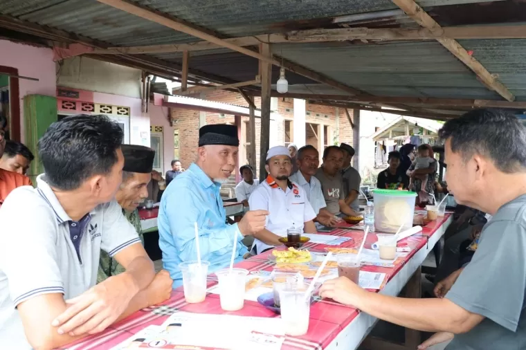 Calon Gubernur Sumbar, Mahyeldi bersama masyarakat berdiskusi di Lapau, Lunto, Sawahlunto, Senin (30/9).