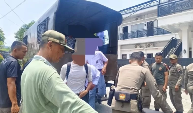 Penangkapan Pelajar kedapatan main biliar di jam sekolah di Padang. (Foto: Facebook Humas Satpol PP)