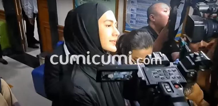 Paula Verhoeven usai sidang mediasi. (Foto: tangkapan layar video Youtube Cumicumi)