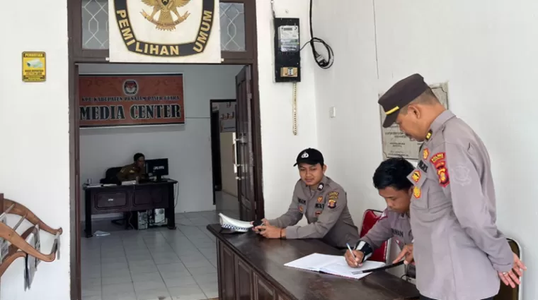 Pengamanan di Kantor Pemilihan Umum Daerah (KPUD) PPU oleh Polres Penajam Paser Utara. (Foto: halaman resmi Humas Polri)