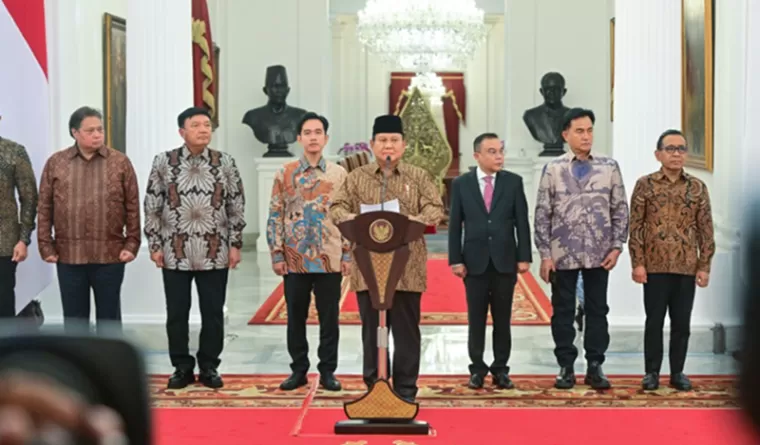 Presiden Prabowo Subianto mengumumkan susunan kabinet pemerintah Republik Indonesia periode 2024-2029 yang diberi nama &quot;Kabinet Merah Putih&quot; pada Minggu malam, 20 Oktober 2024, di Istana Merdeka, Jakarta. (Foto: BPMI Setpres)