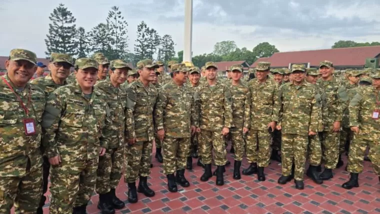 Para menteri melakukan olahraga dan baris-berbaris di hari pertama retret, di Lapangan Sapta Marga, Akademi Militer, Magelang, Jumat (25/10/2024). (Foto: Istimewa)