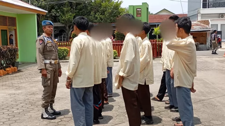 Satpol PP Padang Amankan 15 Pelajar Nongkrong saat Jam Belajar