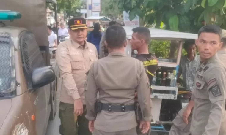 Penertiban PKL di Depan RSUP Djamil oleh Satpol PP Padang. (Foto: Facebook Humas Satpol PP Padang)