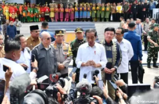 Presiden Joko Widodo menyampaikan keterangannya usai meresmikan program AMANAH Youth Creative Hub yang digelar di Gedung Pusat AMANAH, Kabupaten Aceh Besar, Provinsi Aceh, pada Selasa, 15 Oktober 2024. (Foto: BPMI Setpres)