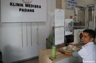 Seorang Pasien tengah periksa kesehatan di Klinik Mediska. (Foto: Humas KAI Divre II)