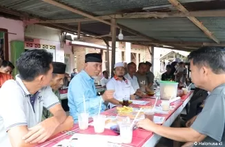 Calon Gubernur Sumbar, Mahyeldi bersama masyarakat berdiskusi di Lapau, Lunto, Sawahlunto, Senin (30/9).