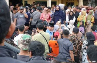 Mahyeldi dikerumuni masyarakat Nagari Batagak, Kabupaten Agam, Senin (7/10). (Foto: Istimewa)